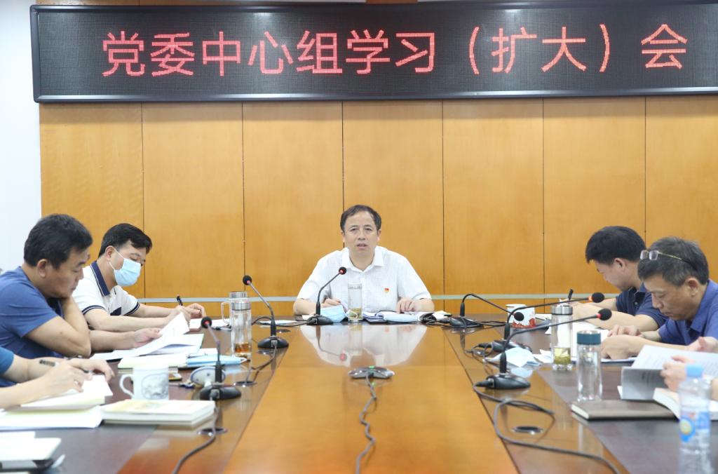 一群人坐在桌子前描述已自动生成